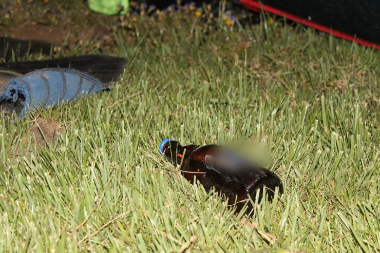 Aracı Bırakıp Kaçan Sürücüyü Yere Düşen Alkol Şişesi Ele Verdi