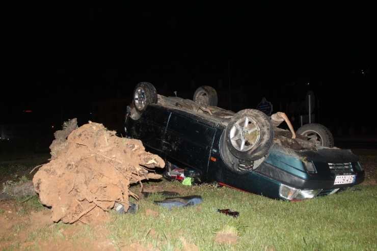 Aracı Bırakıp Kaçan Sürücüyü Yere Düşen Alkol Şişesi Ele Verdi