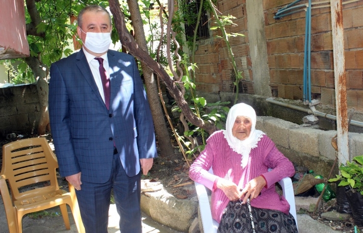 102 Yaşındaki Ayşe Nine "Anneler Günü"nde Unutulmadı