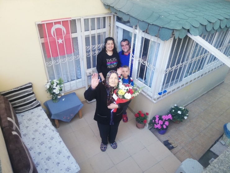 Covid-19 Servisi Hemşiresinden 74 Yaşındaki Annesine Duygulandıran Sürpriz