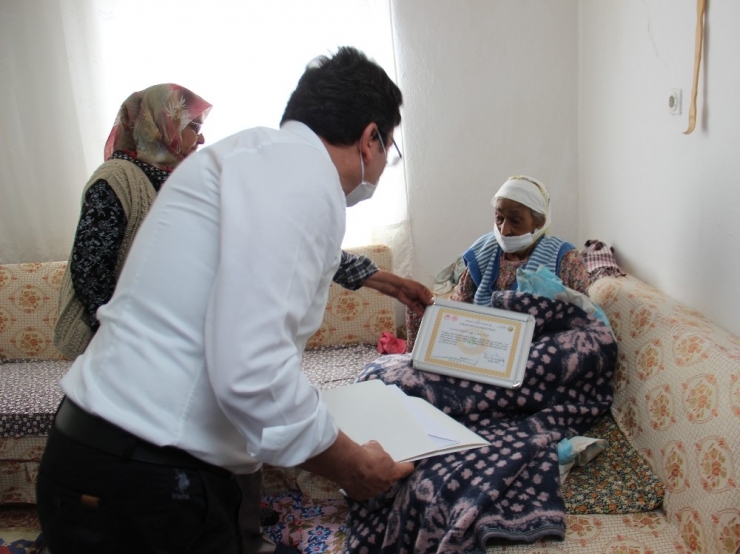 Kaymakam Şahin, Annelerin Gönlünü Aldı