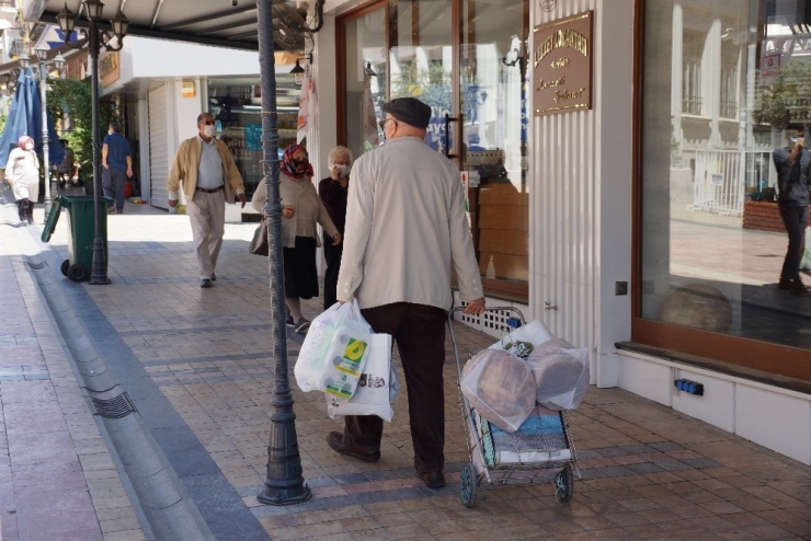 Aydın’da 65 Yaş Üstü Vatandaşlar Sıcak Havanın Keyfini Çıkardı