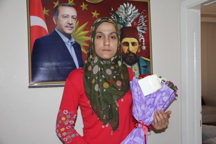 Cumhurbaşkanlığı Ve İçişleri Bakanlığından Evlat Nöbetindeki Annelere Çiçek