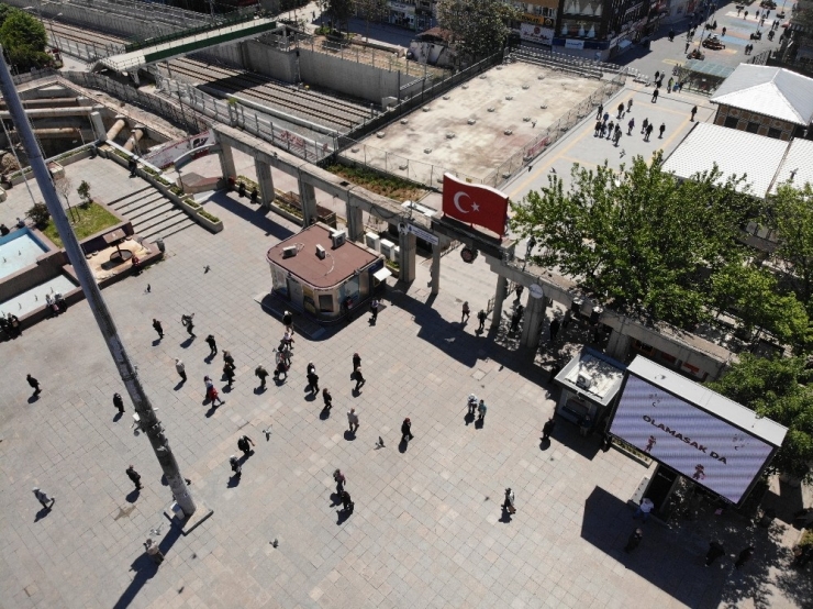 Bakırköy’de Dışarı Çıkan 65 Yaş Üstü Vatandaşlar Drone İle Havadan Görüntülendi