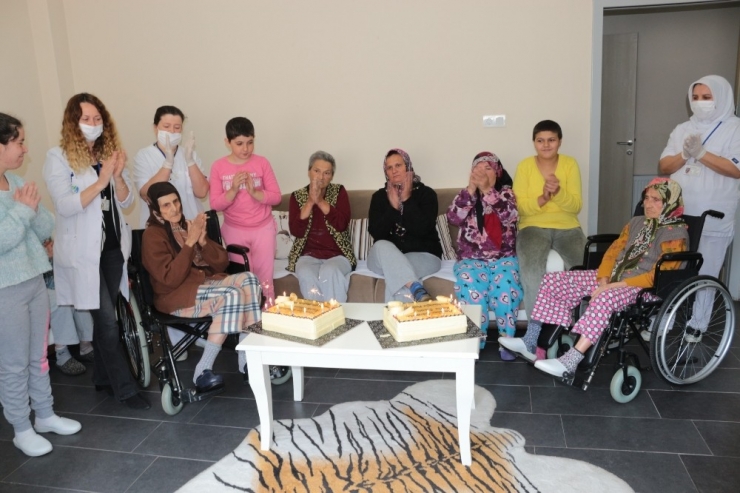 Evlat Özlemini Türküyle Dile Getirdi