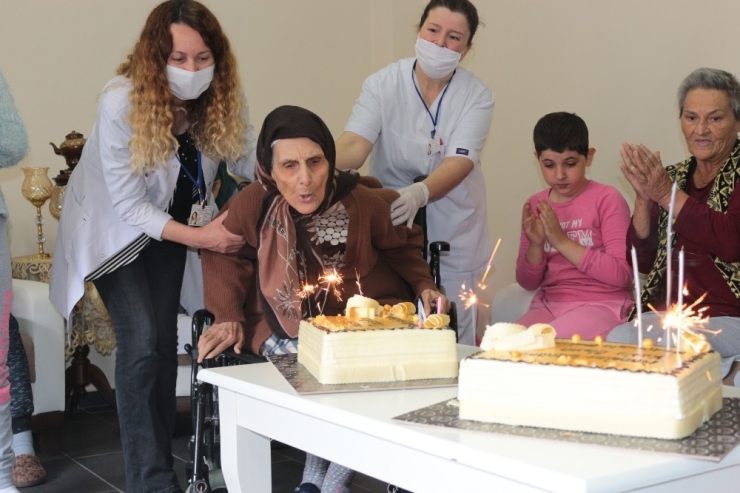 Evlat Özlemini Türküyle Dile Getirdi