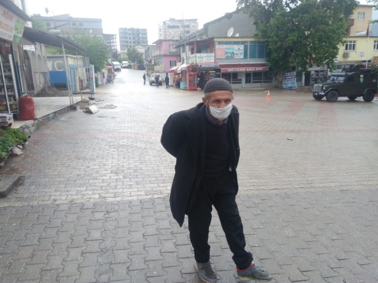 Yaşlılar Güvenle Dolaşsın Diye Cadde Ve Sokakları Boş Bıraktılar