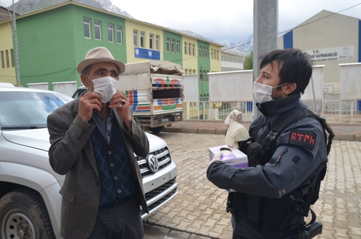 Beytüşşebap’ta Polisler Yaşlılara Maske Ve Eldiven Dağıttı