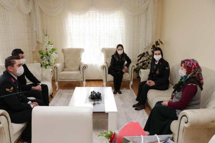 Jandarma Şehit Annelerini Unutmadı