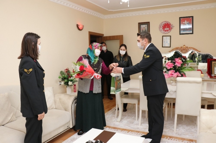 Jandarma Şehit Annelerini Unutmadı