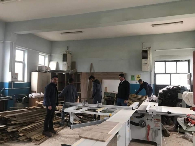 Öğrenciler Parkları Yaza Hazırlıyor