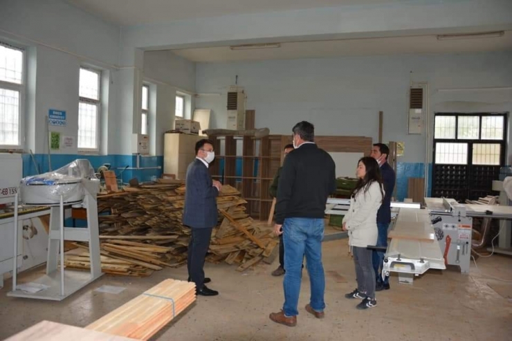 Öğrenciler Parkları Yaza Hazırlıyor