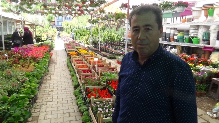 Korona Virüs Nedeniyle Bu Yıl Annelere Saksı Çiçekleri Hediye Edildi