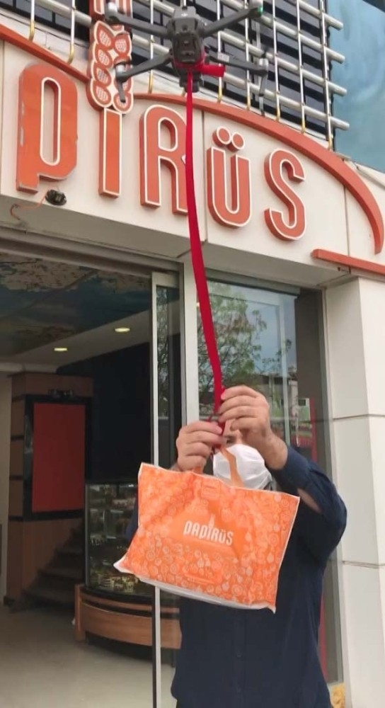 Dışarı Çıkamadı, Annesi İçin Drone İle Pasta Sipariş Etti