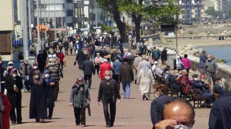 bursa’da Sahiller 65 Yaş Vatandaşlarla Doldu Taştı