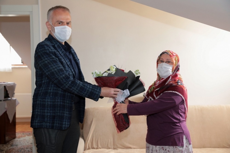 20 Yıldır Engelli Çocuklarına Tek Başına Bakan Anneye Anlamlı Ziyaret