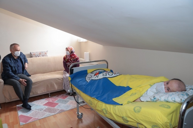 20 Yıldır Engelli Çocuklarına Tek Başına Bakan Anneye Anlamlı Ziyaret