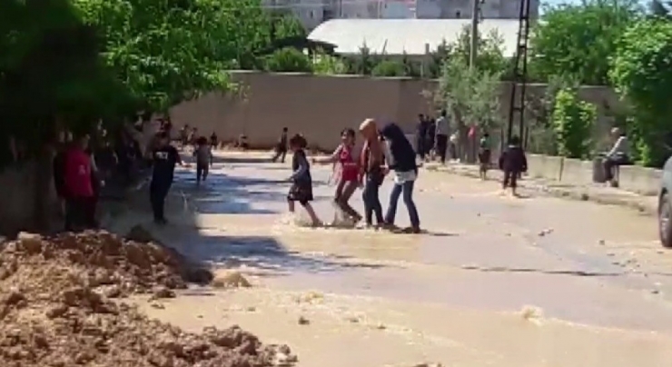 Çocukların Patlayan Borudan Akan Suda Çamurla Oyunu