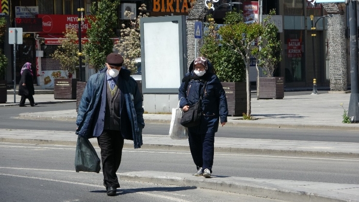 Çorlu’da Yaşlılar Sokağa Çıktı