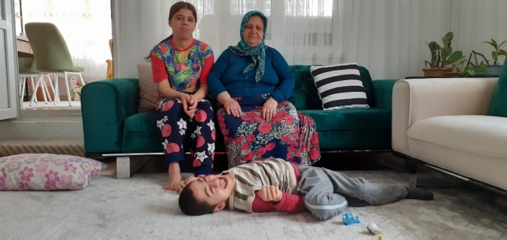 Hayatını Engelli Çocuklarına Adadı