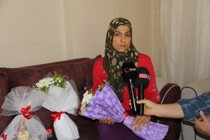 Cumhurbaşkanlığı Ve İçişleri Bakanlığından Evlat Nöbetindeki Annelere Çiçek