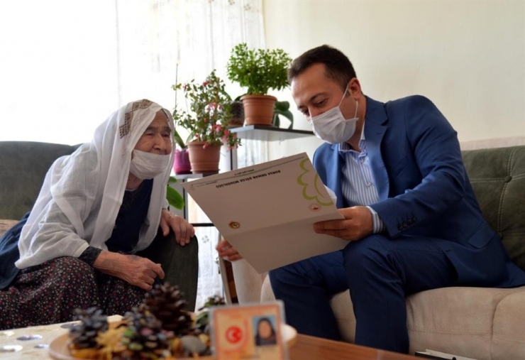 Vali Şentürk’ten 100 Yaşını Geçen 4 Anneye Ziyaret
