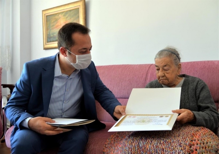 Vali Şentürk’ten 100 Yaşını Geçen 4 Anneye Ziyaret