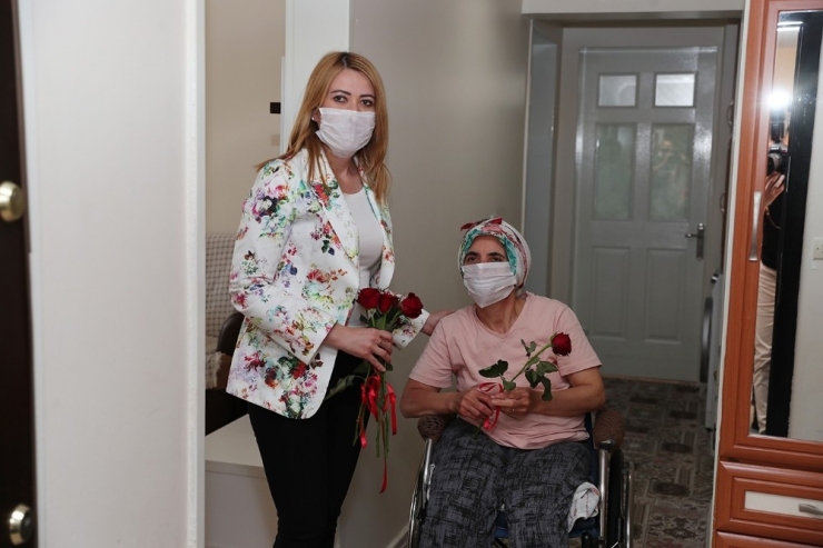 Merkezefendi Belediye’sinden 65 Yaş Ve Üstü Annelere ’Gül’ Sürprizi