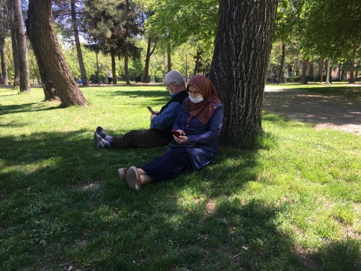 İzinli Dışarı Çıkan Yaşlı Vatandaşların Salıncak Sevinci