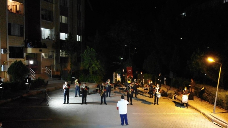 Yenişehir’de Evde Kalan Vatandaşlara Konser