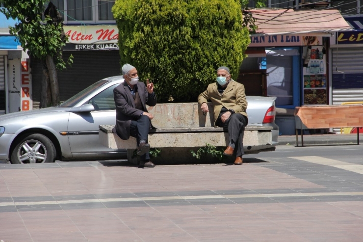 Diyarbakır’da 65 Ve Üstü Vatandaşlar Güzel Havanın Tadını Çıkarttı
