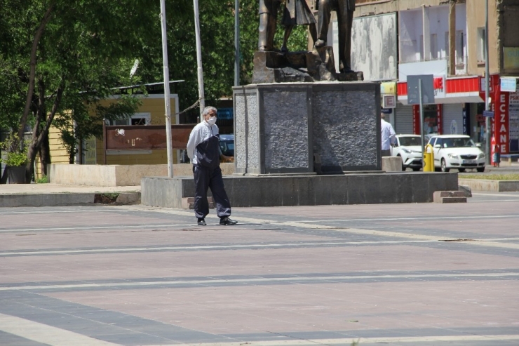 Diyarbakır’da 65 Ve Üstü Vatandaşlar Güzel Havanın Tadını Çıkarttı