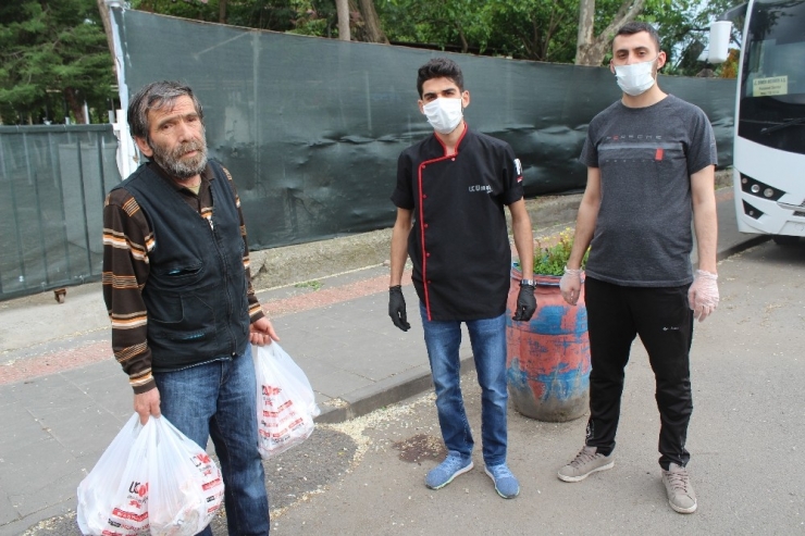 Diyarbakır’da Bir Lokanta 450 Aileye Yemek Dağıttı