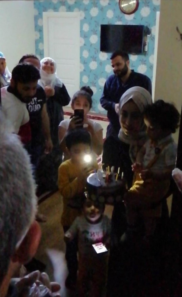 Bağlar Belediyesinden Sokağa Çıkamayan Amca Ve Yeğene Doğum Günü Sürprizi