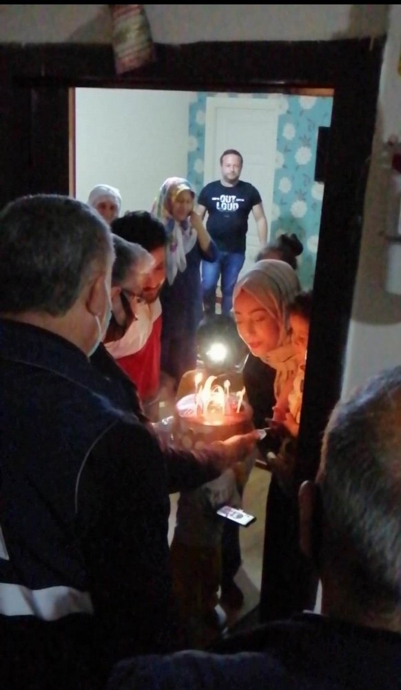 Bağlar Belediyesinden Sokağa Çıkamayan Amca Ve Yeğene Doğum Günü Sürprizi