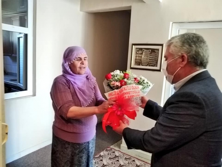 Başkan Karamehmetoğlu’ndan Anneler Gününde Anlamlı Ziyaret