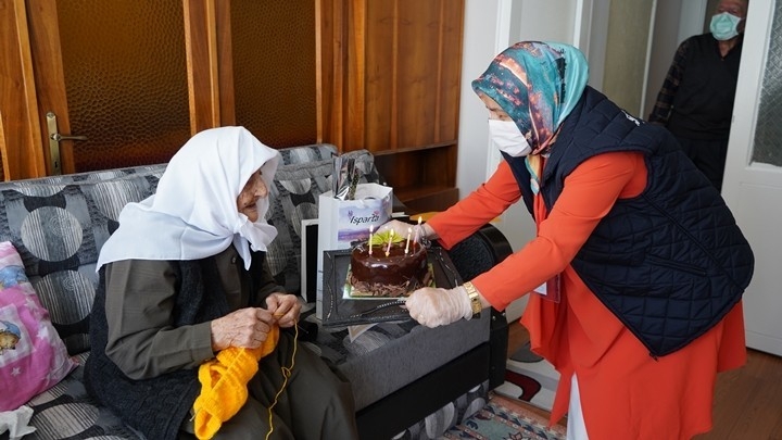 100 Yaşına Giren Dudu Nineye Anneler Günü’nde Doğum Günü Sürprizi