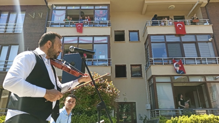 Site Sakini Anne Ve Çocukları Konserde Balkonda Göbek Attı