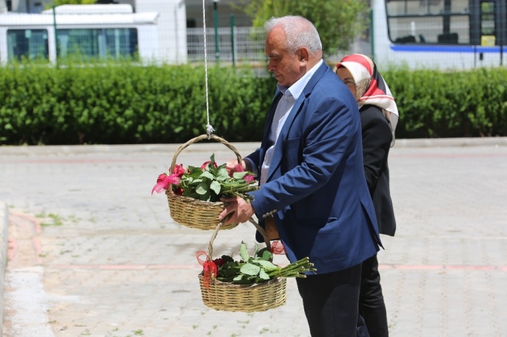 Erdemli’de Annelere Sepet Dolusu Gül
