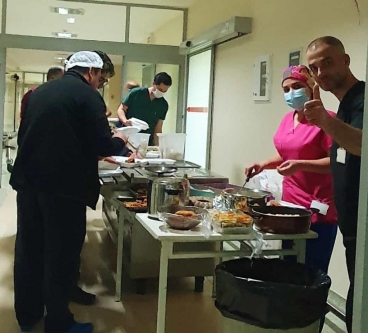 Öğretmenlerden Sağlık Çalışanları İçin İftar Yemeği