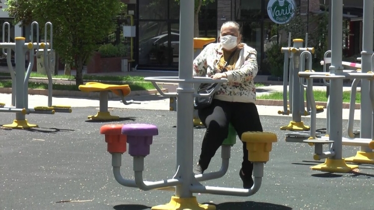 "Evde Kilo Aldım" Dedi Yasak Biter Bitmez Spora Koştu