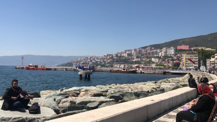 Yaşlılar Müzik Eşliğinde Sahilin Keyfini Çıkardı