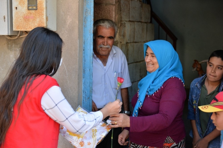 Kızılay’dan Annelere Sürpriz Hediyeler