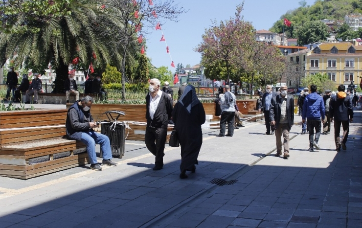Giresun’da 65 Yaş Ve Üstü Vatandaşlar Sokağa Çıkmanın Mutluluğunu Yaşıyorlar