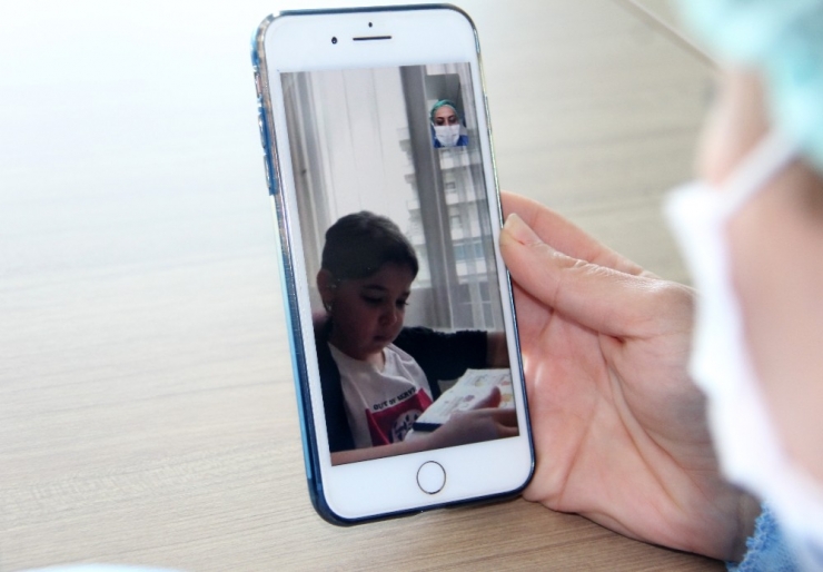 Virüse Çok Kızan Umay’dan Duygulandıran Video: “Korona Virüs Yüzünden Annemi Göremiyorum”