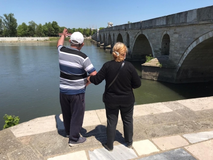 Güzel Havanın Ve Nehirlerin Tadını Çıkardılar