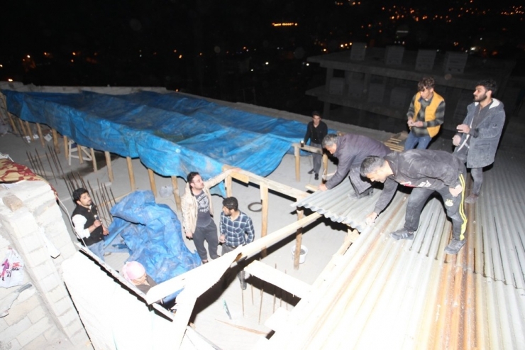 Hakkari’de Şiddetli Fırtına Çatıları Uçurdu