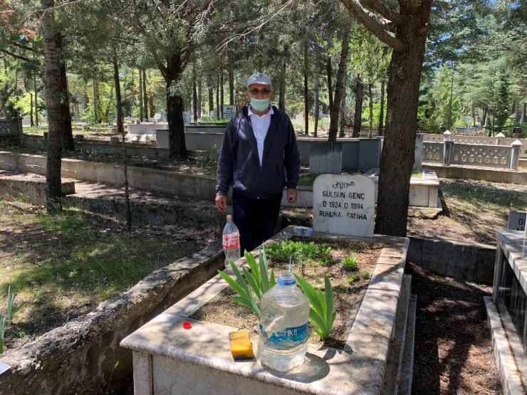 Isparta’da Yaşlılar 4 Saatlik İzinde Kabristanlık Ziyareti Yaptı