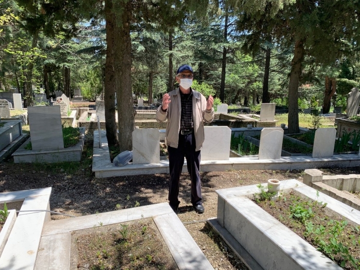 Isparta’da Yaşlılar 4 Saatlik İzinde Kabristanlık Ziyareti Yaptı