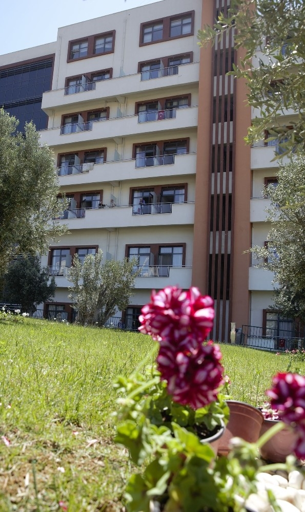 Sosyal Yaşam Kampüsündeki Anneler İçin Bahçeye Çiçek